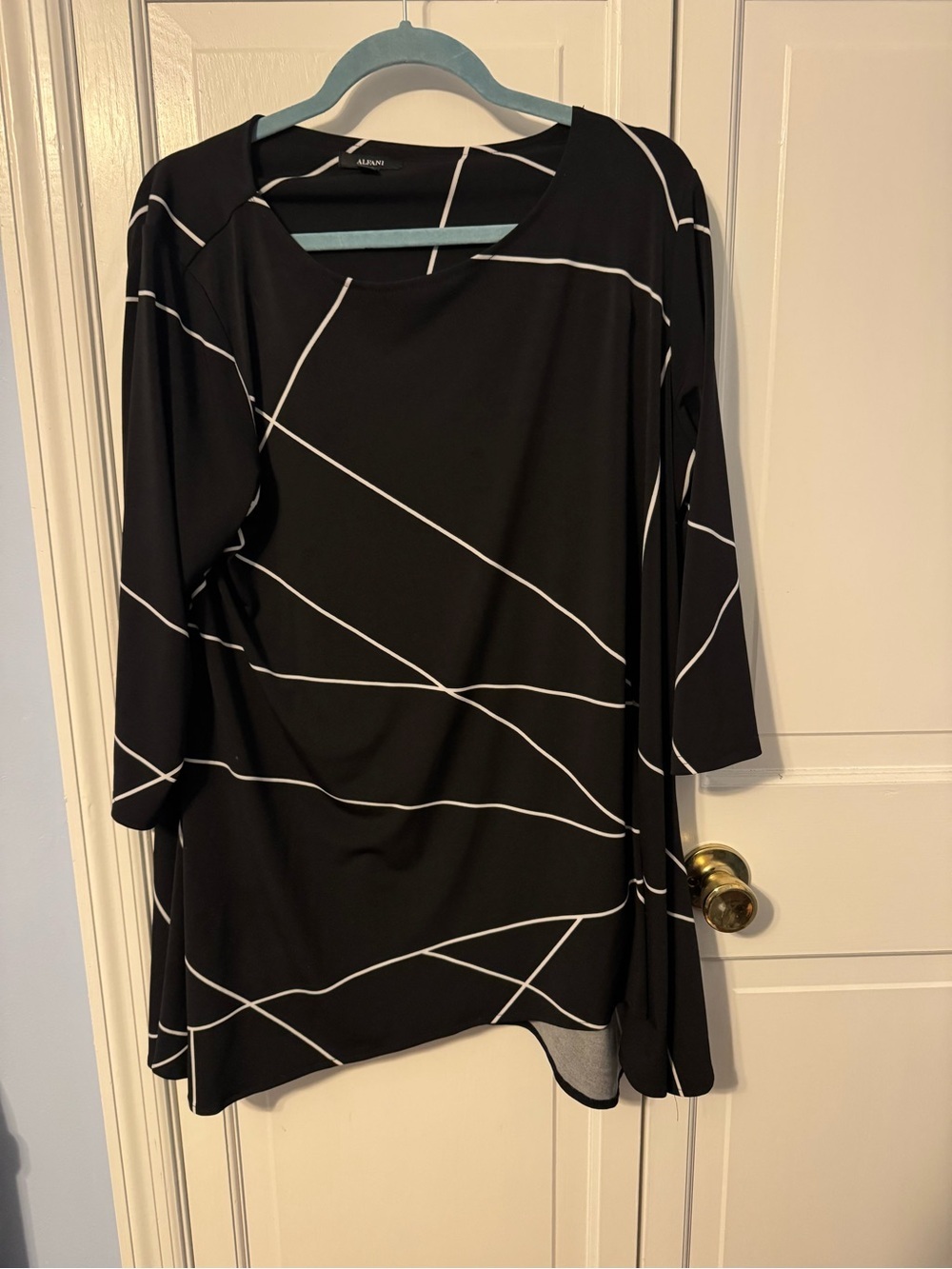 Like New Alfani Black & White Geometric Asymmetrical Line Print Top — 1X